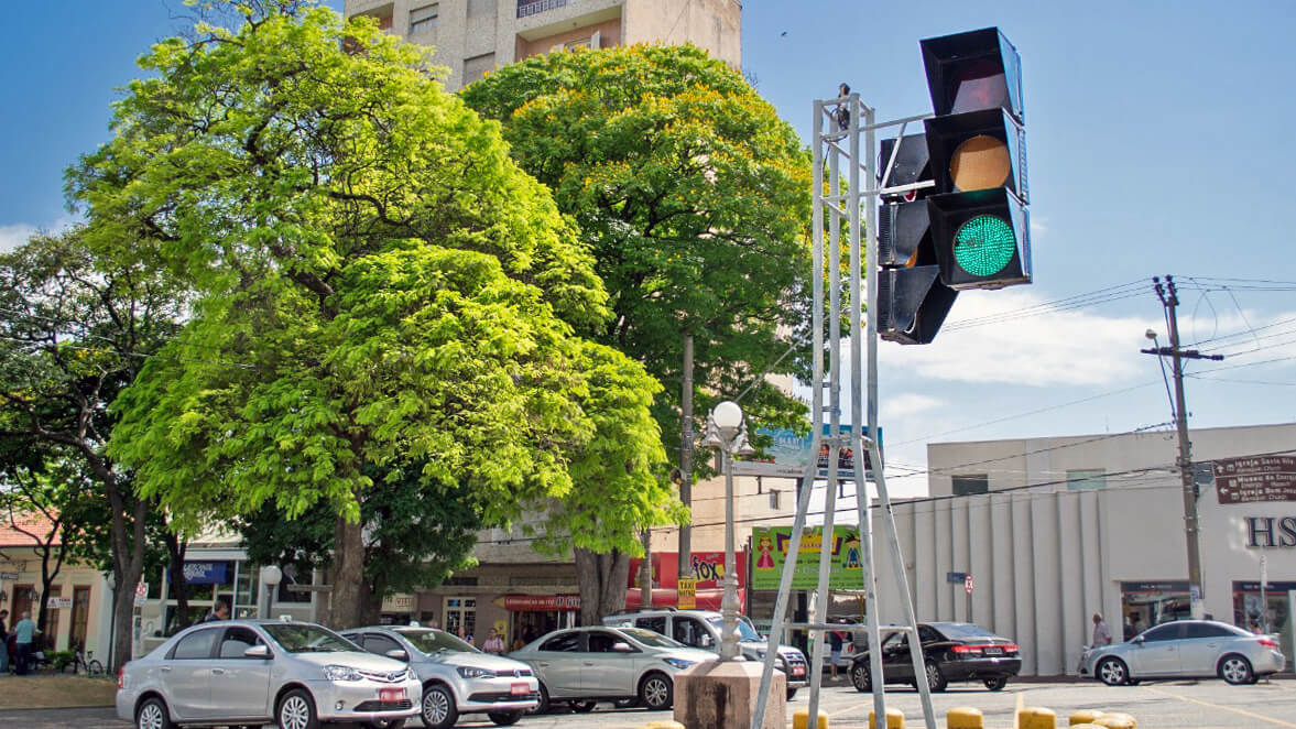 Semáforo gigante na Praça da Matriz - Itu